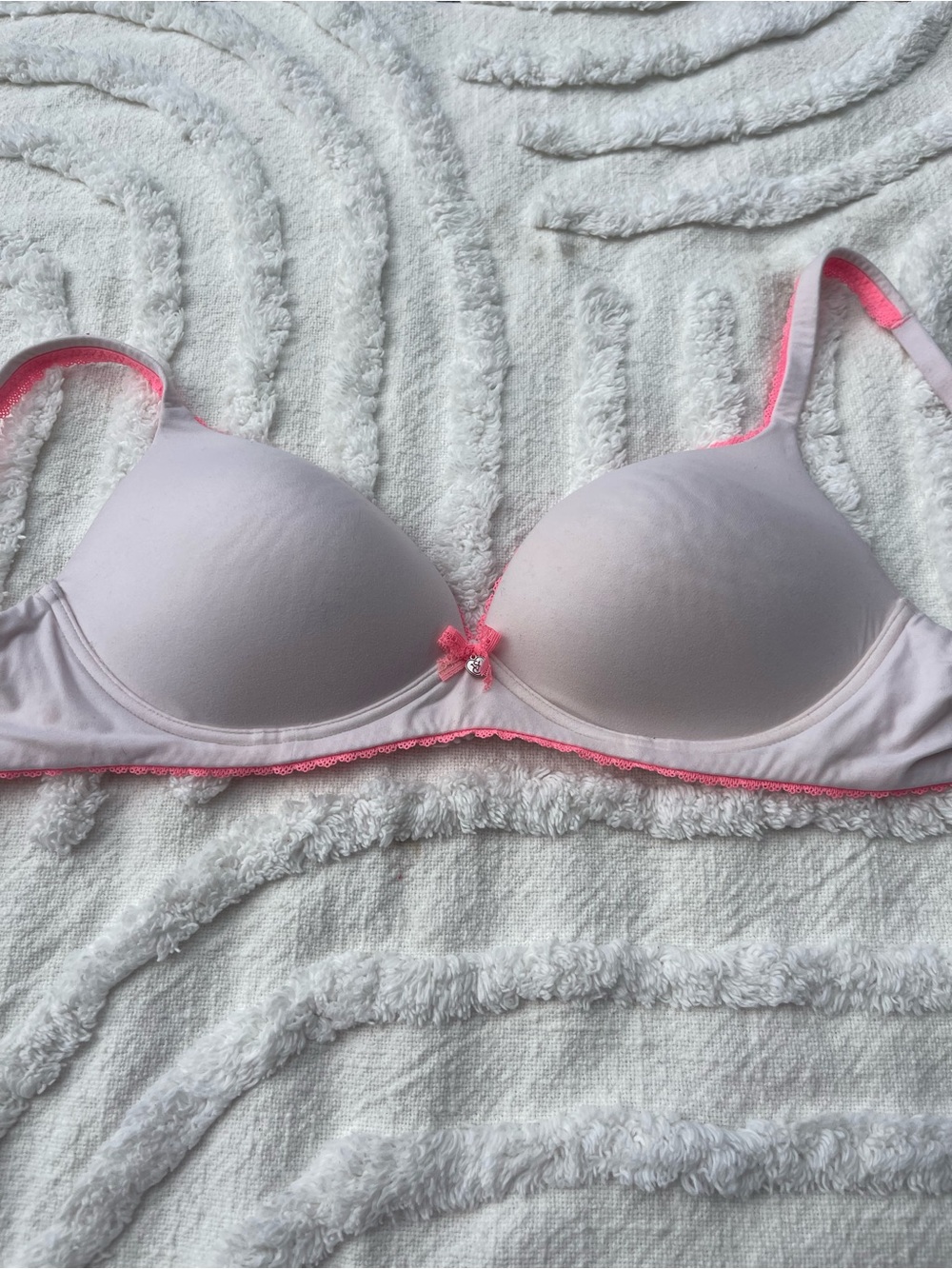 Victoria’s Secret body by Victorias no wire bra hot pink lace size 36C